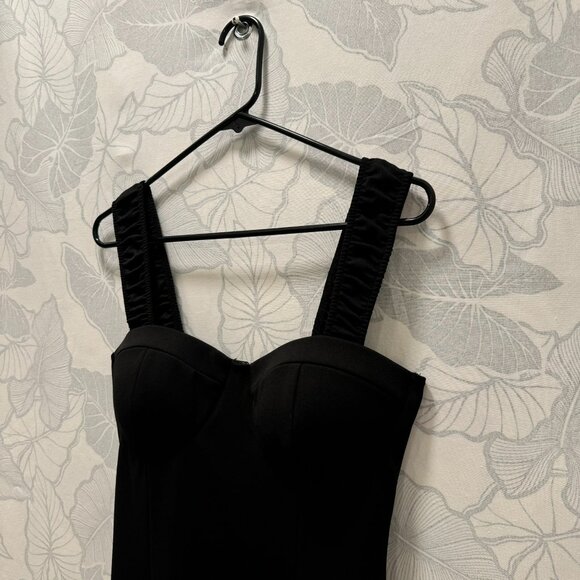 Large Short Black Dress with Exaggerated Décolletage - Picture 5 of 10